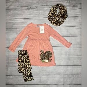 How adorable are these?
🦃Cheetah print outfit with turkey & cheetah